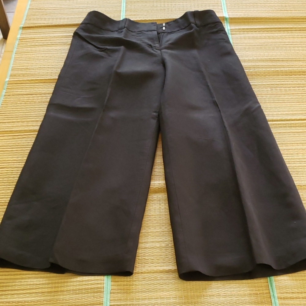 Women's black linen capris